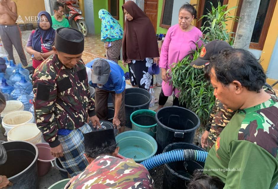 Tanggap Bencana Kekeringan, PR GP Ansor Jatiwangi Kidul Salurkan Dua Tangki Air Bersih ke Warga Bulakmenjangan
